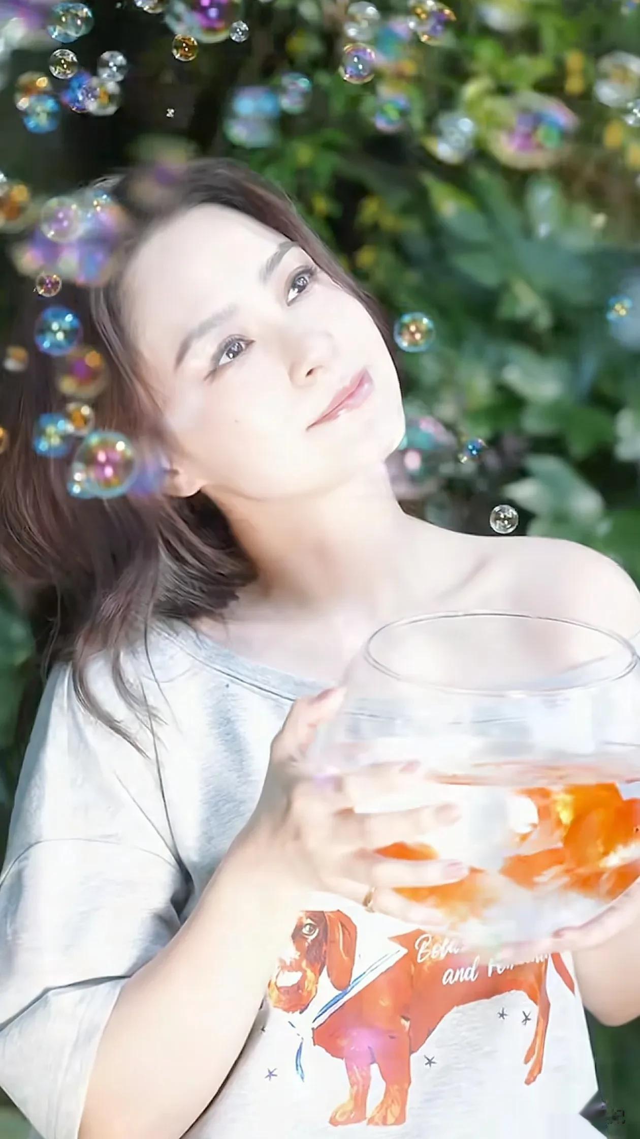 44岁钟欣潼草地玩水:短袖+牛仔裤,少女感拉满,美得像28岁