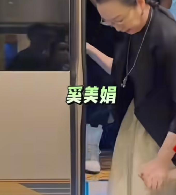 奚美娟黑料持续被扒，被母校捧得太高惹嘲讽，和前夫差距大！