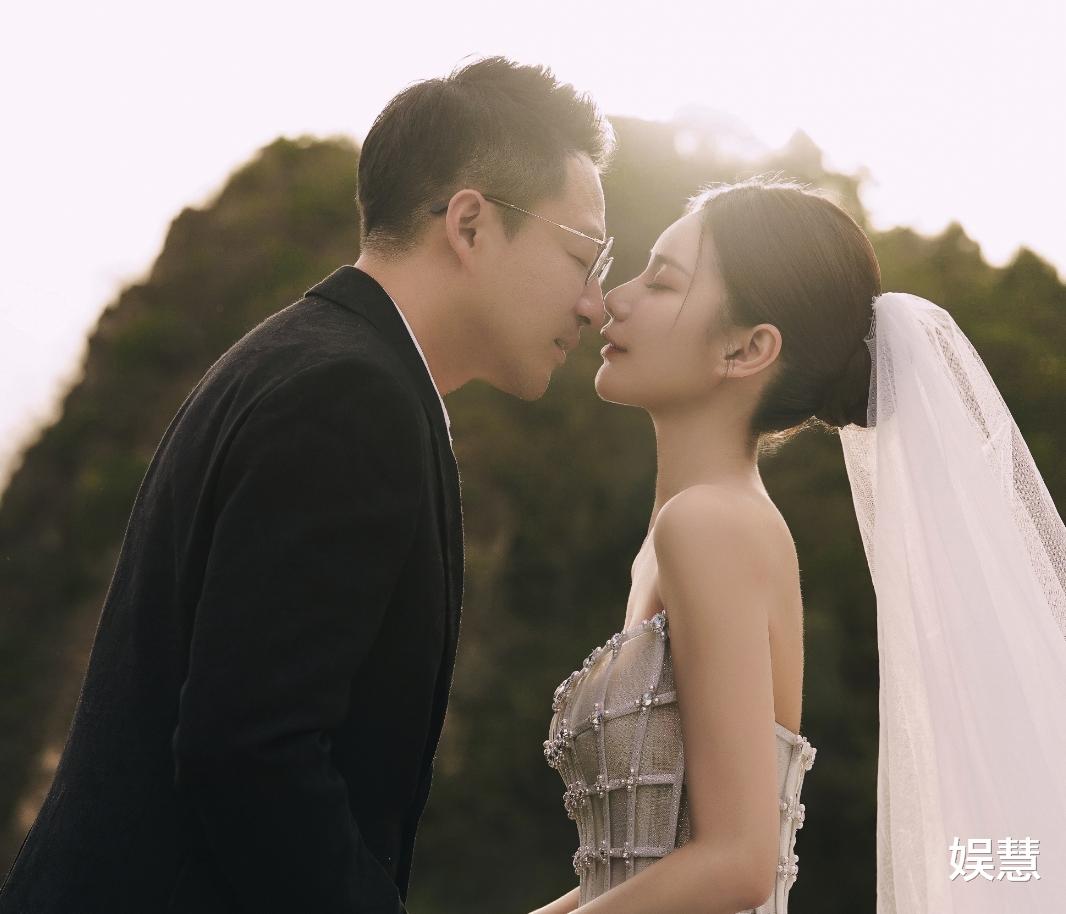 汪小菲今日在郡王府大婚,穿龙凤礼服亮相,高清婚纱照出炉