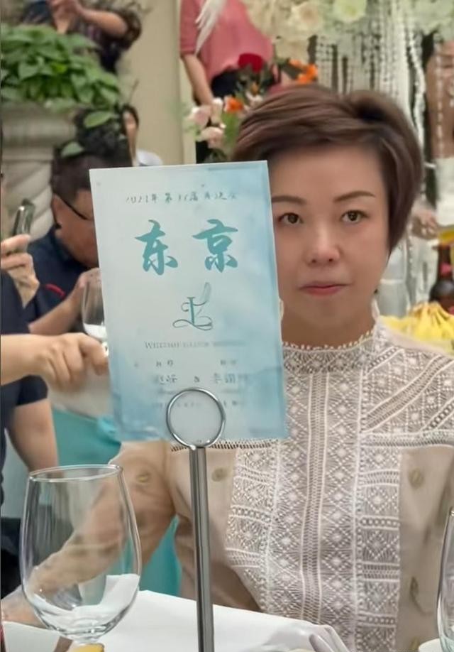 张怡宁参加婚礼哭了，64岁丈夫一直咳嗽，看着很老，还是袁立前任