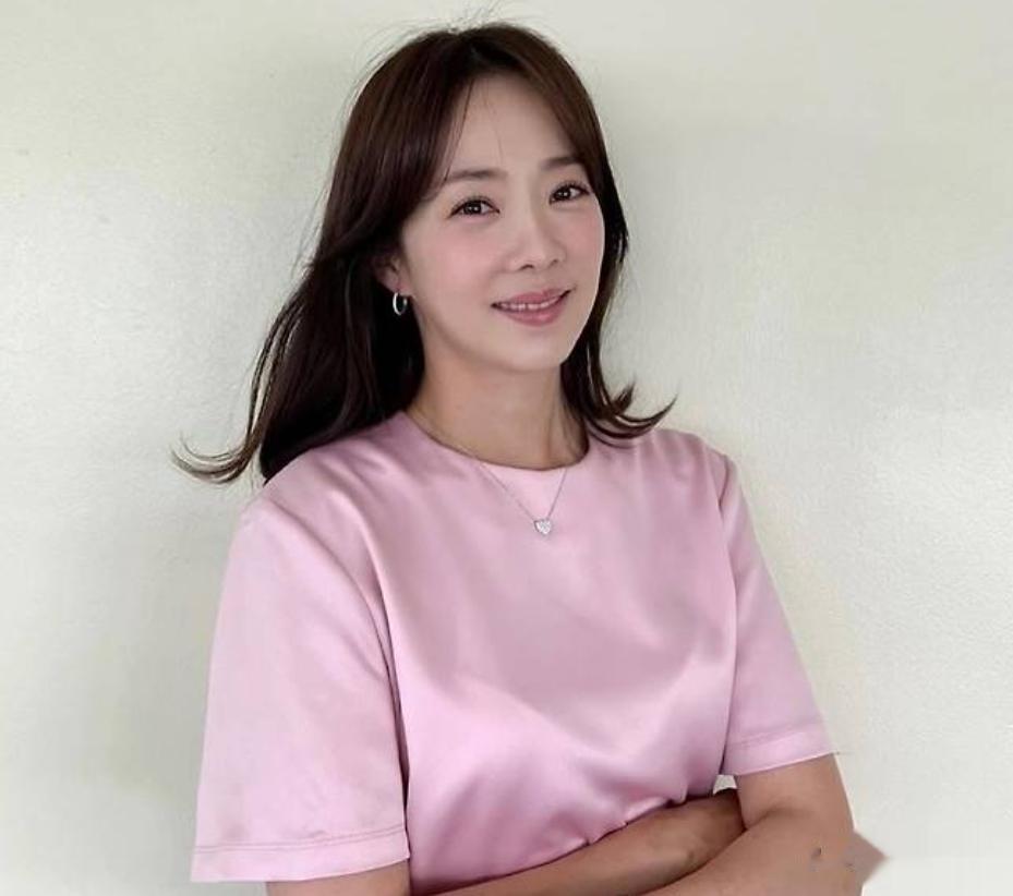 韩国女星44岁怀二胎,坦言曾多次流产,但仍然坚持,连丈夫都惊讶