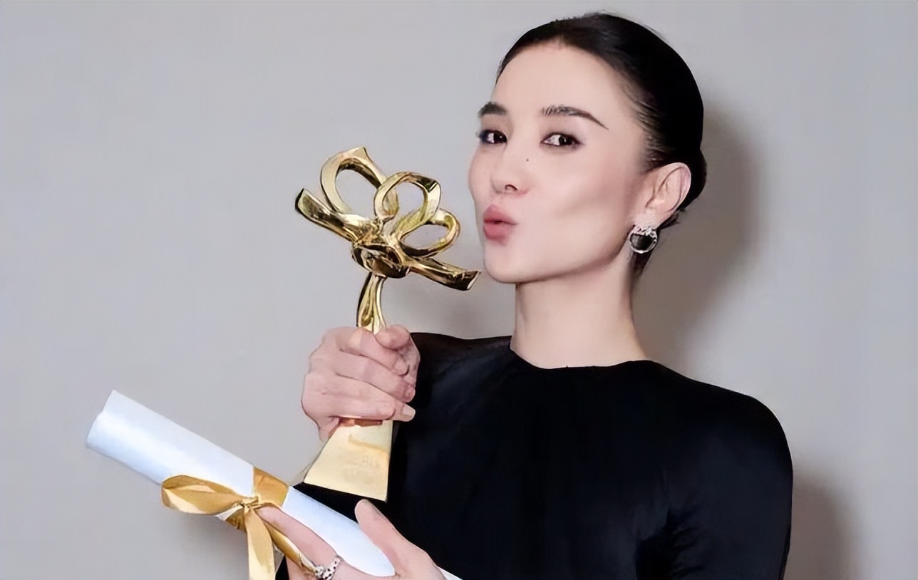 宋佳二封影后仅2天,央视下场发文,只字不提网暴,却句句是力挺