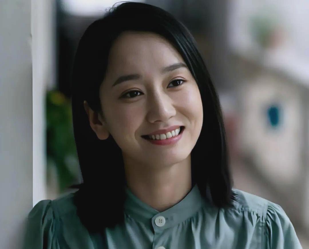 她是北电校花，一路有贵人相助，35岁嫁星二代，37岁一声怒吼成名