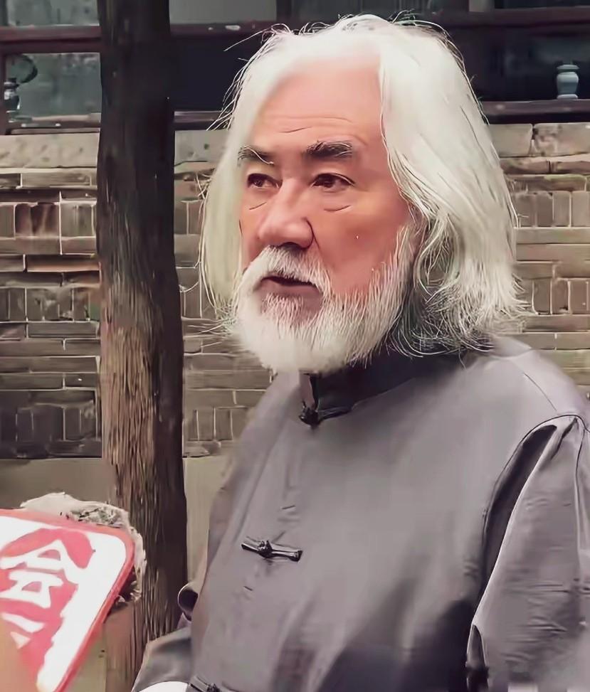 张纪中形象颠覆！72岁剃须染发秒回壮年，网友直呼不敢信！