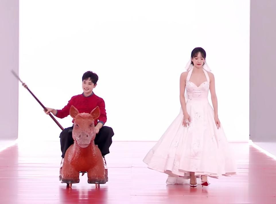 星光大赏太尴尬！抢话挡镜头，念错字场地还小，被嘲是灯光小赏