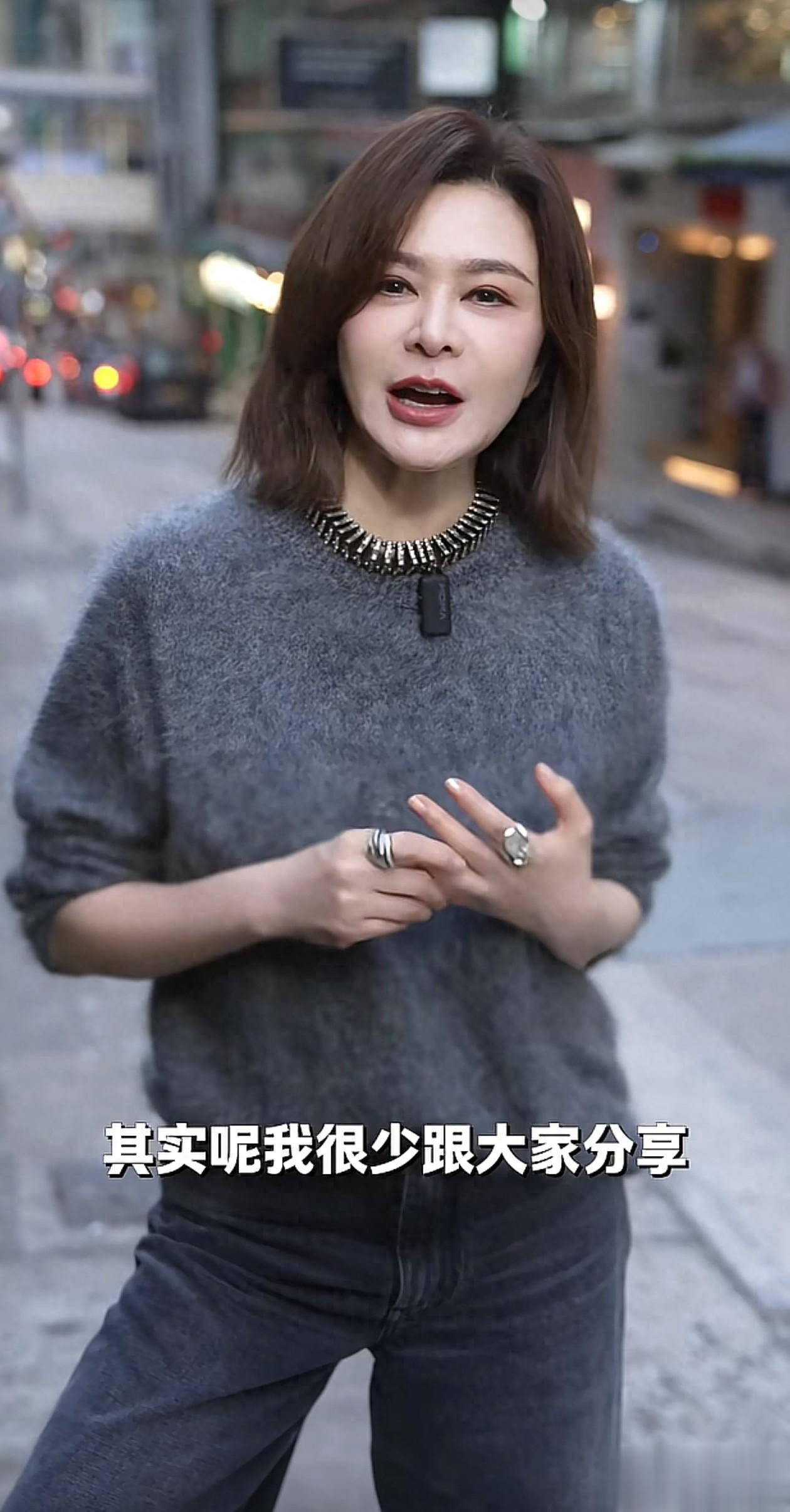 63岁关之琳最新穿搭：齐肩发+毛衣+牛仔裤，大口吃美食，好接地气