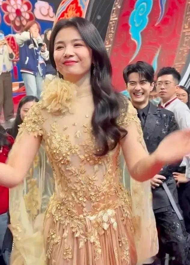 47岁刘涛在广东卫视参加活动，她穿黄色裙子，身材苗条像30岁女人