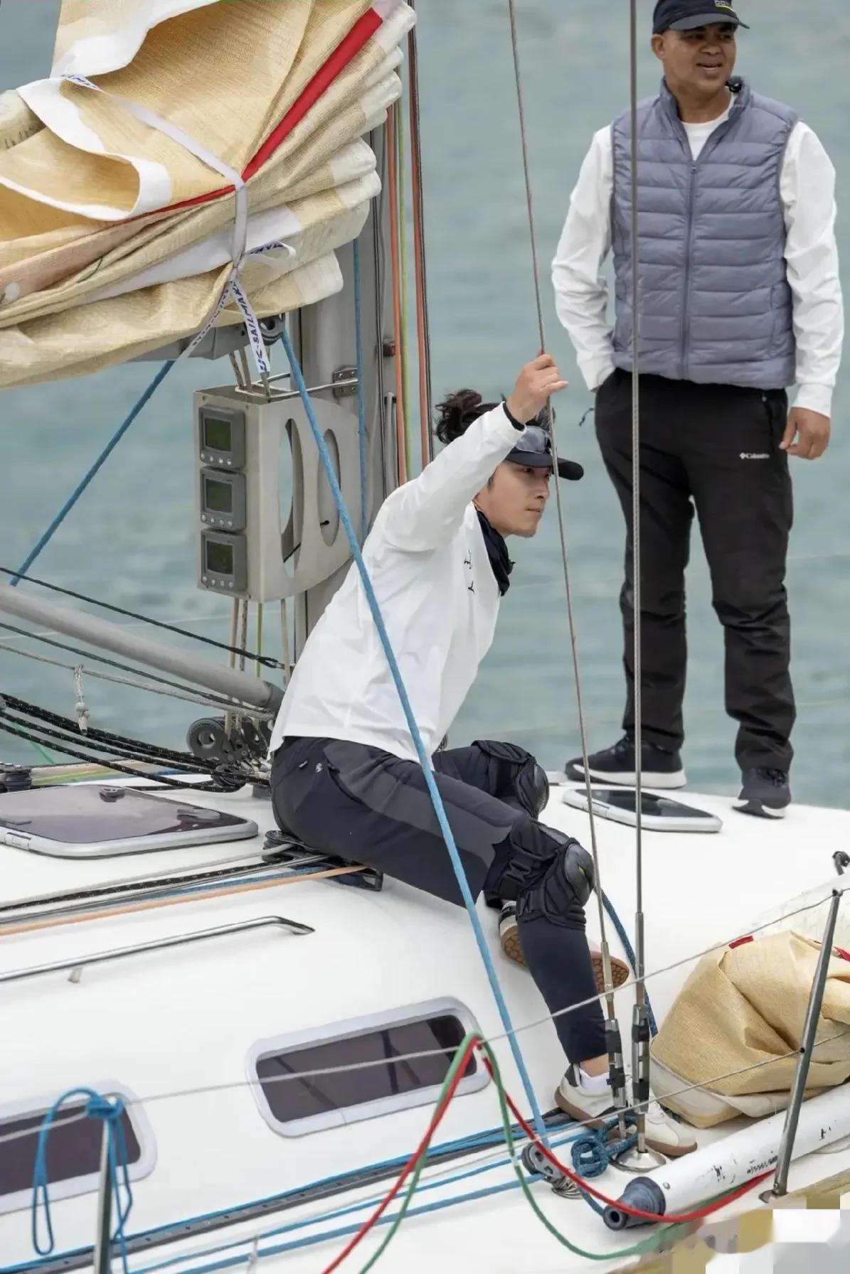 13日窦骁在中国香港参加帆船比赛，无修图竟然疲惫不堪，有了胡子