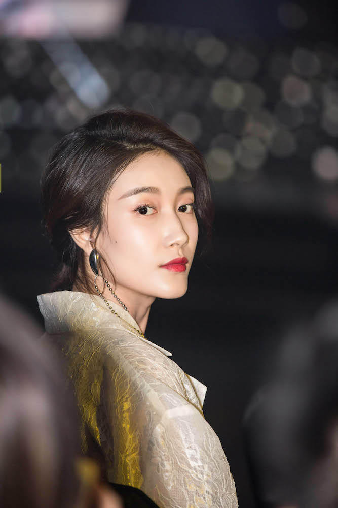 啜妮，一位在娱乐圈中备受瞩目的魅力女星