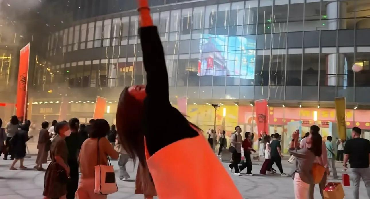 陈赫与张子萱约会，逛街吃饭看剧好惬意，甜喊“我老婆”秀足恩爱