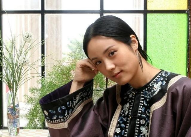 她是著名歌唱家,不惧流言嫁前央视主持人丈夫,今儿女双全很幸福