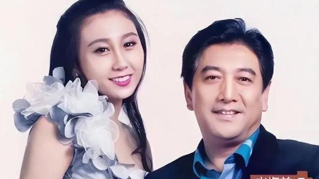 61岁水均益回国，龙凤胎儿女罕见露面