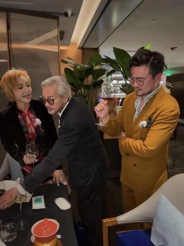 59岁叶子楣现身广州，穿旗袍去吃晚宴，风韵柔存，和几位男士畅饮