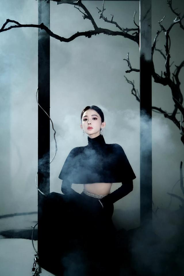 古力娜扎纯黑大露背连衣裙