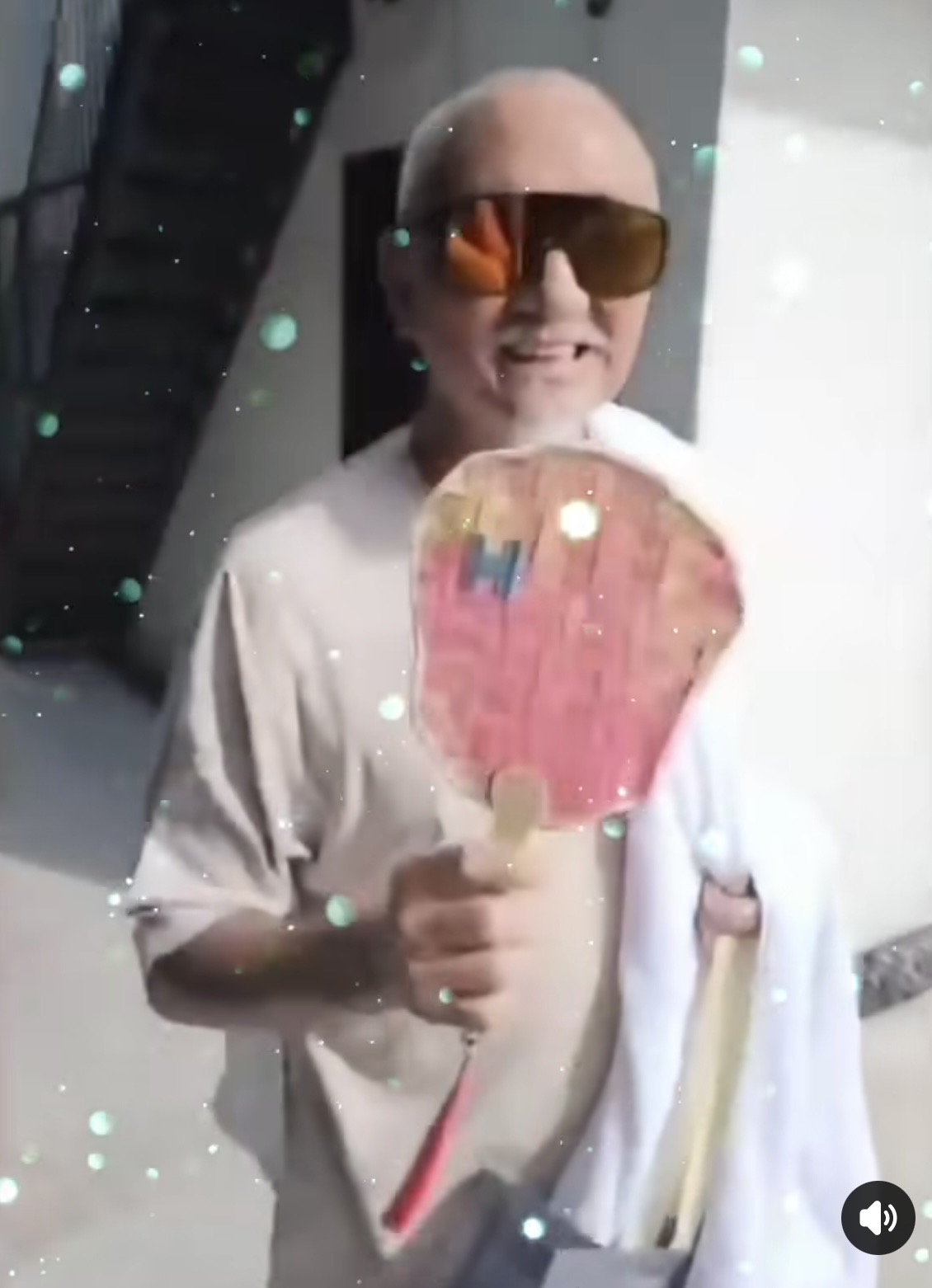 吴岱融低调过66岁生日，剃光头胡子全白状态真实，与妻子进山生活