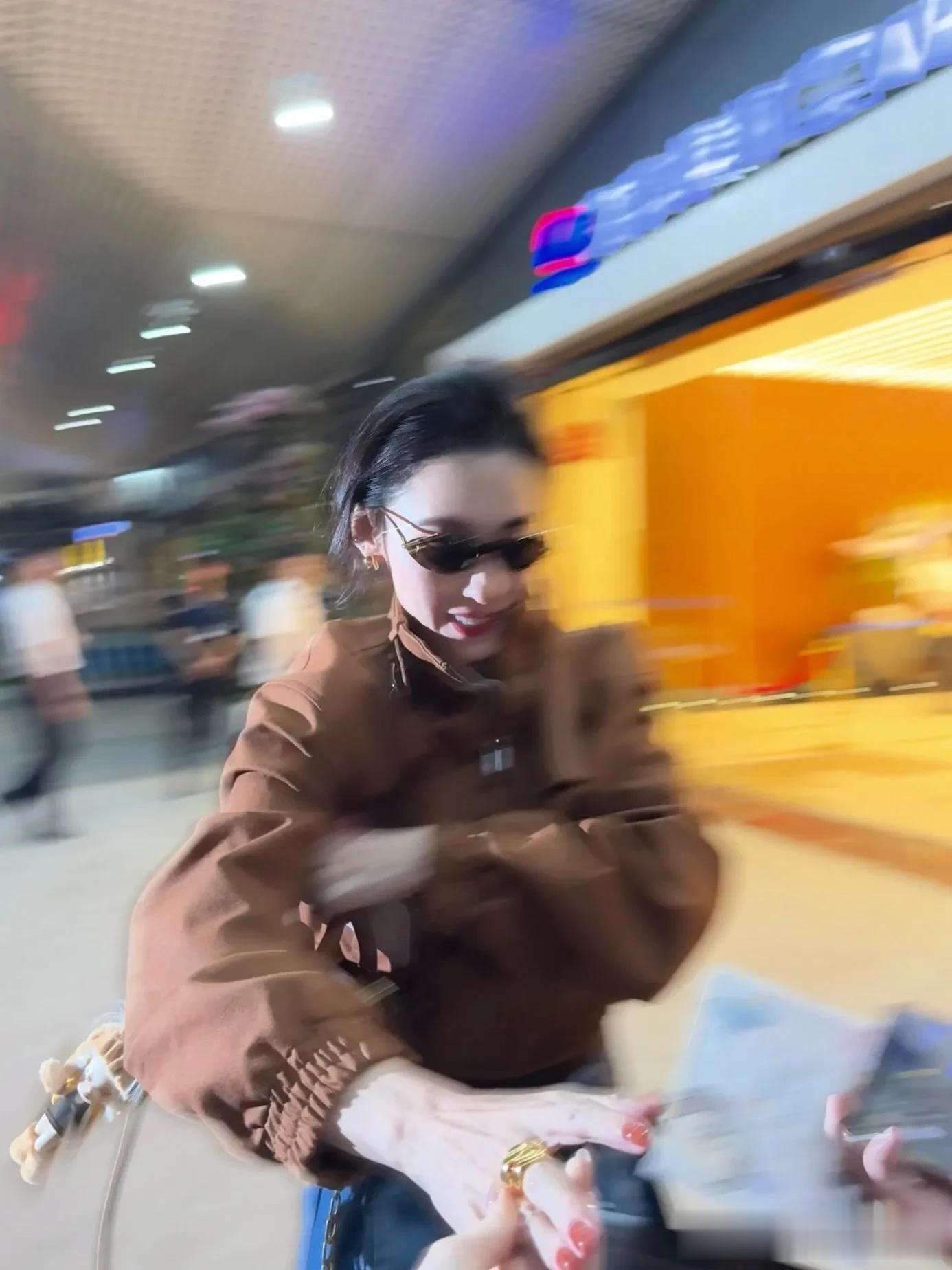 45岁张柏芝近照好惊艳! 皮肤紧致白皙气质超好, 又瘦又美不像三孩妈