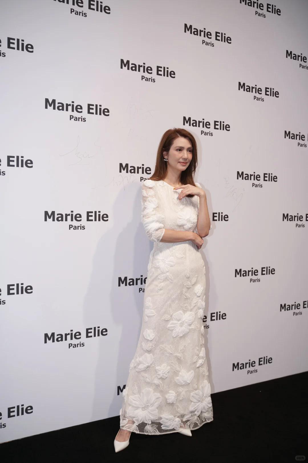 上海时装周，褶子多脸僵又肿、戴假发的董璇，被整容脸网红抢了镜