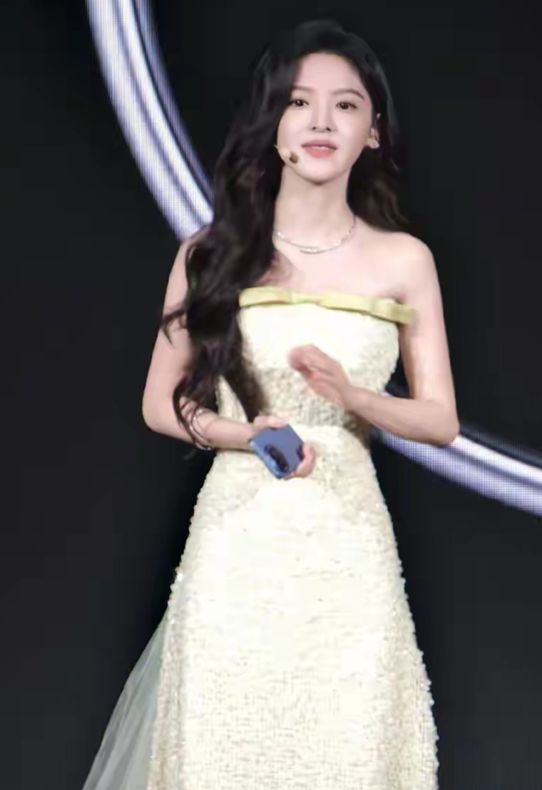 章若楠亮相真我GT8Pro发布会，鹅黄亮片抹胸礼裙优雅又吸睛