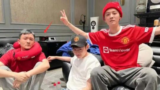 鹿晗豪宅曝光，超大平米装修奢华玩具有展示柜，短裤暴露膝盖伤情