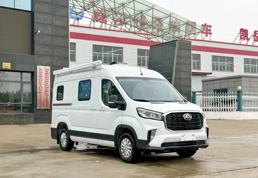 长度5.5米的房车，能轻松睡下一家三口人，配8挡变速箱开着挺顺滑