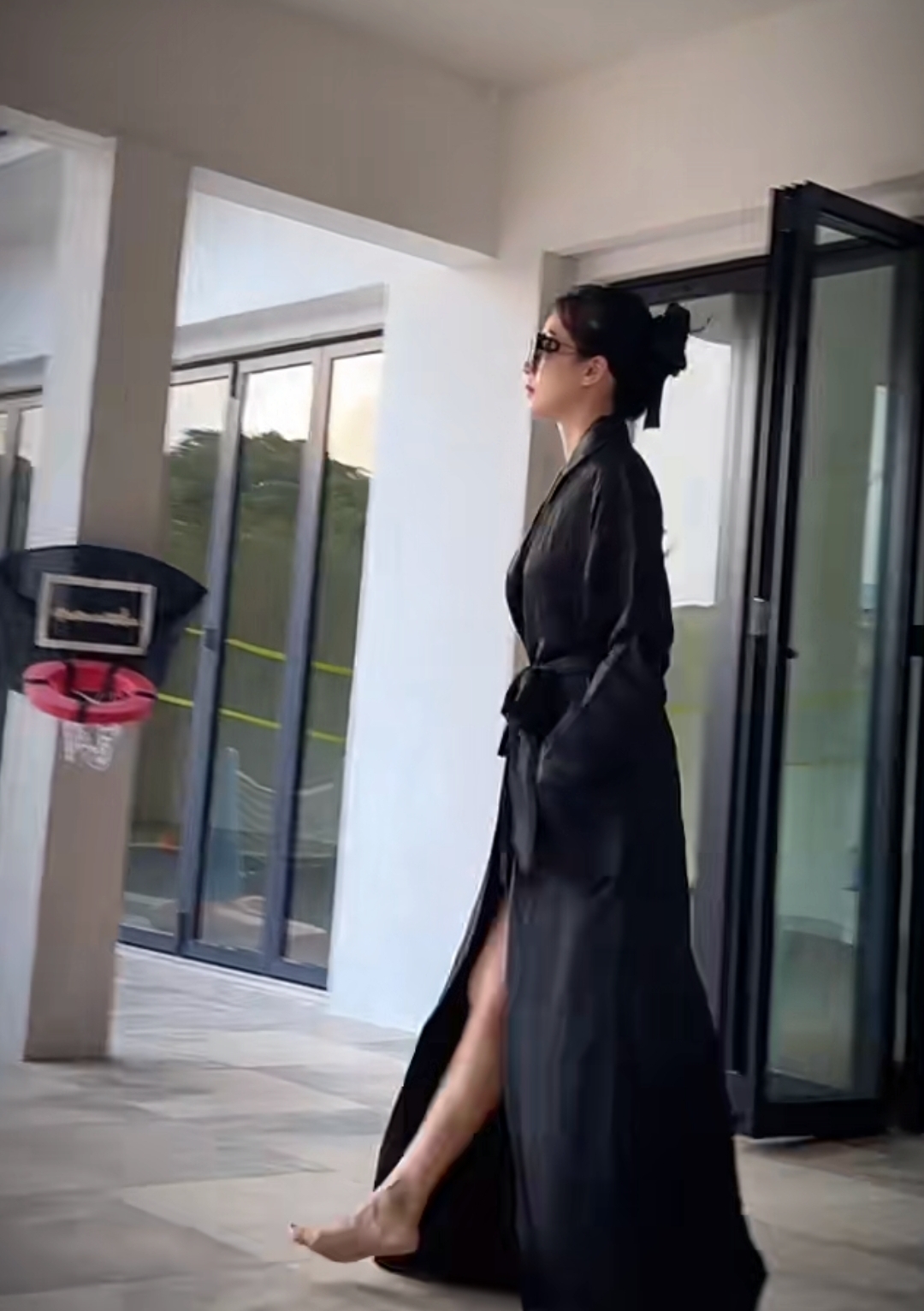 李念带俩儿子游泳,穿长袍露大长腿身材真好,豪宅气派带私人泳池