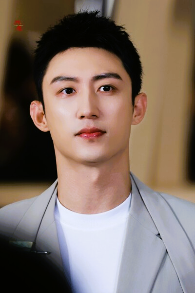 黄景瑜新恋情曝光，神秘女伴同回豪宅，张艺上被辟谣