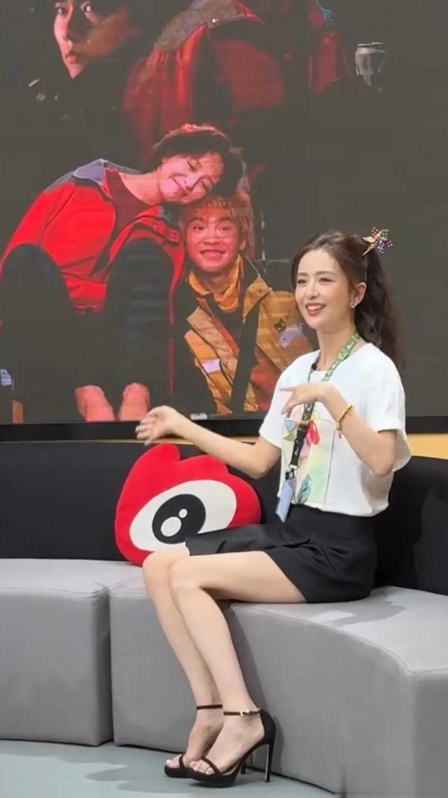 佟丽娅的脚真美像是少女的脚