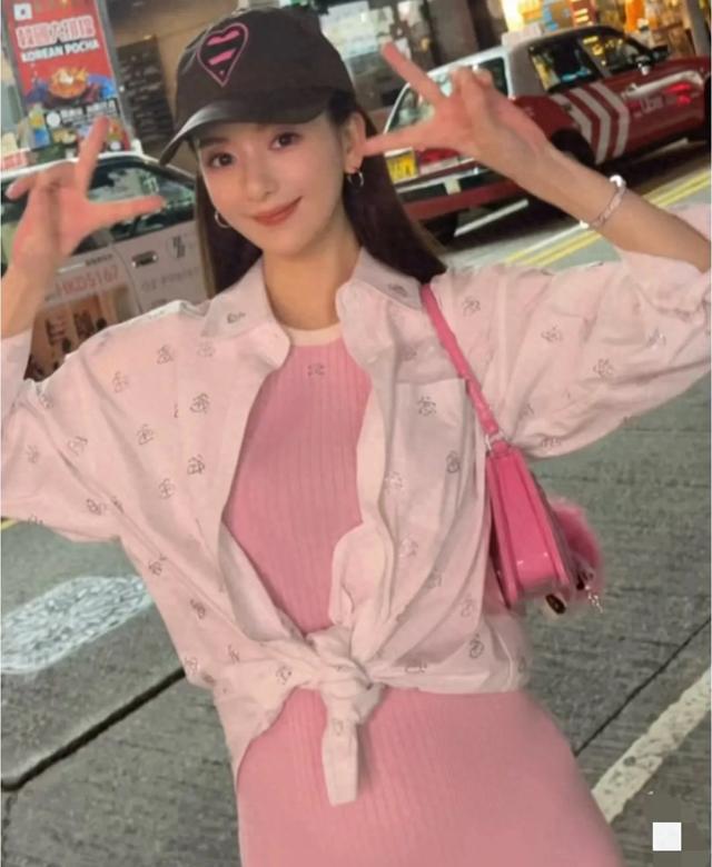 方媛晒孕期日常,穿针织裙孕肚微凸,陪两个女儿玩日常就是买买买