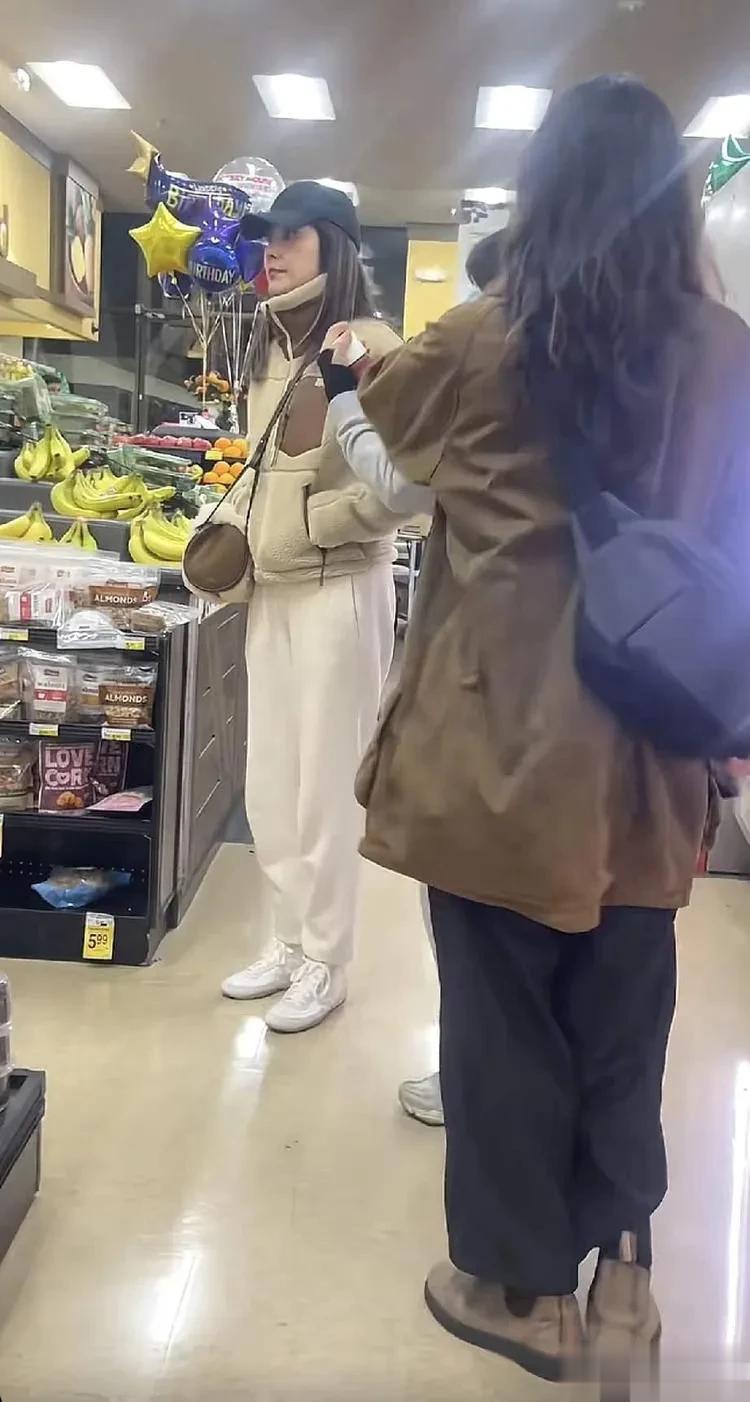 陈慧琳素颜逛美国超市，脸好方，腮帮子鼓起来了，牙齿不整齐！
