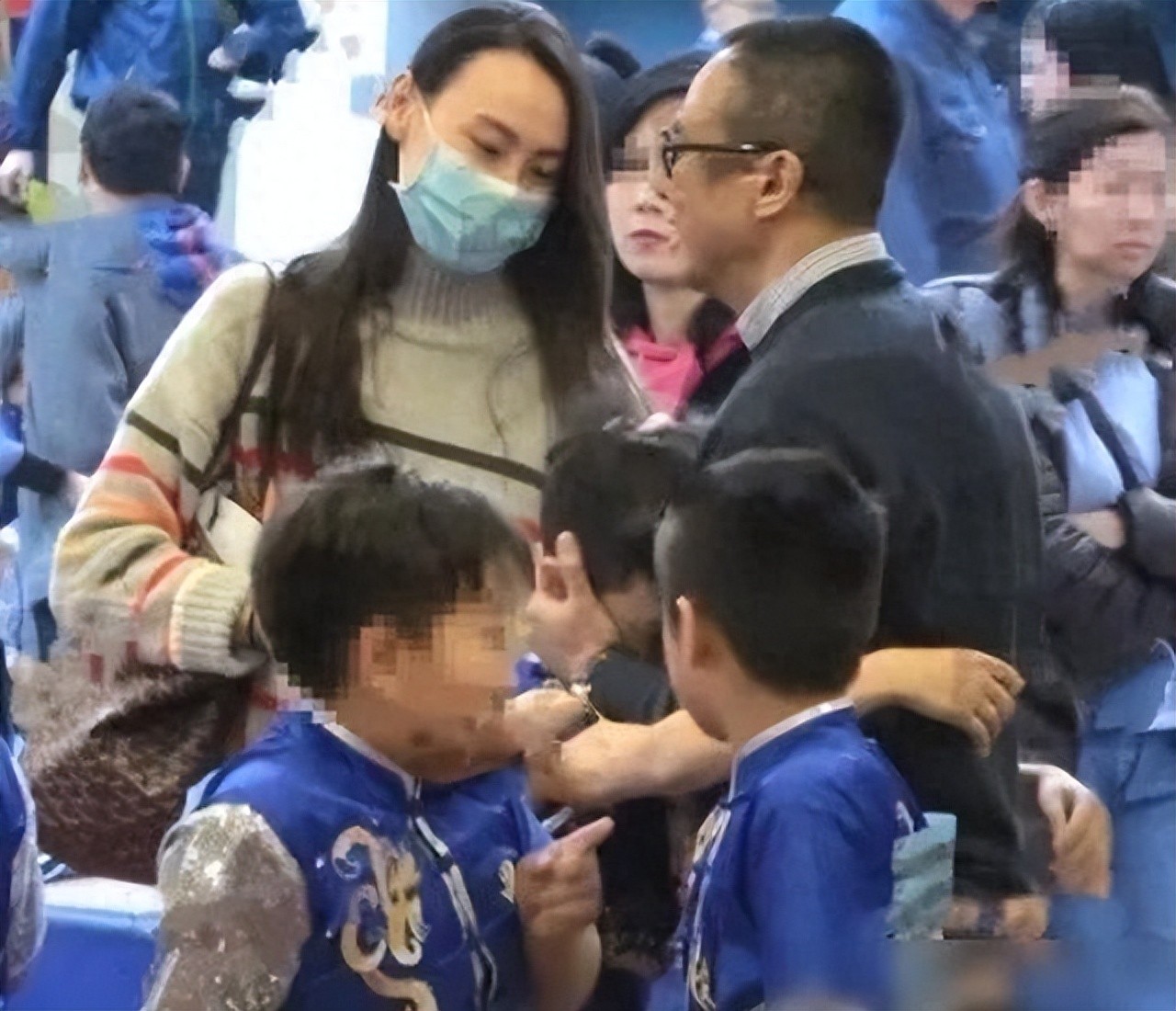 梁洛施携大8岁导演男友觅食,为爱定居北京,仨子已认可准继父