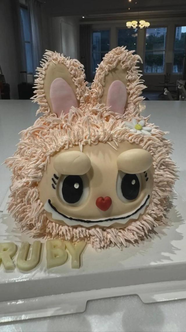 林心如和许玮宁给好友庆生，许玮宁白的发光，邱泽和霍建华搂一起