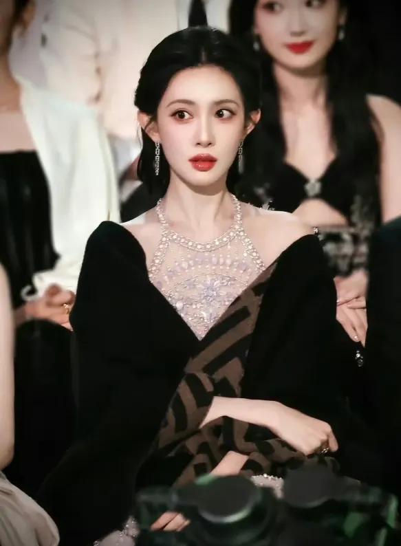 孟子义早期写真曝光！这脸蛋哪像整过？原生态颜值太能打