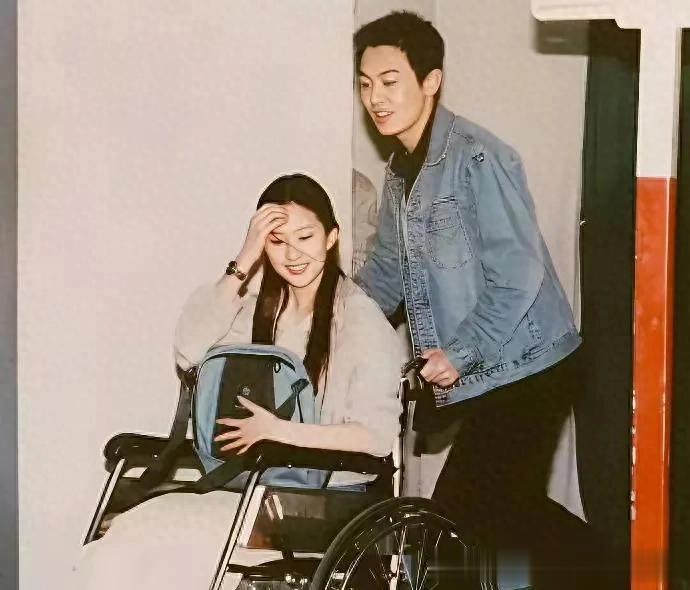 朱亚文有洁癖，别人都不能坐他的床，只有刘亦菲可以