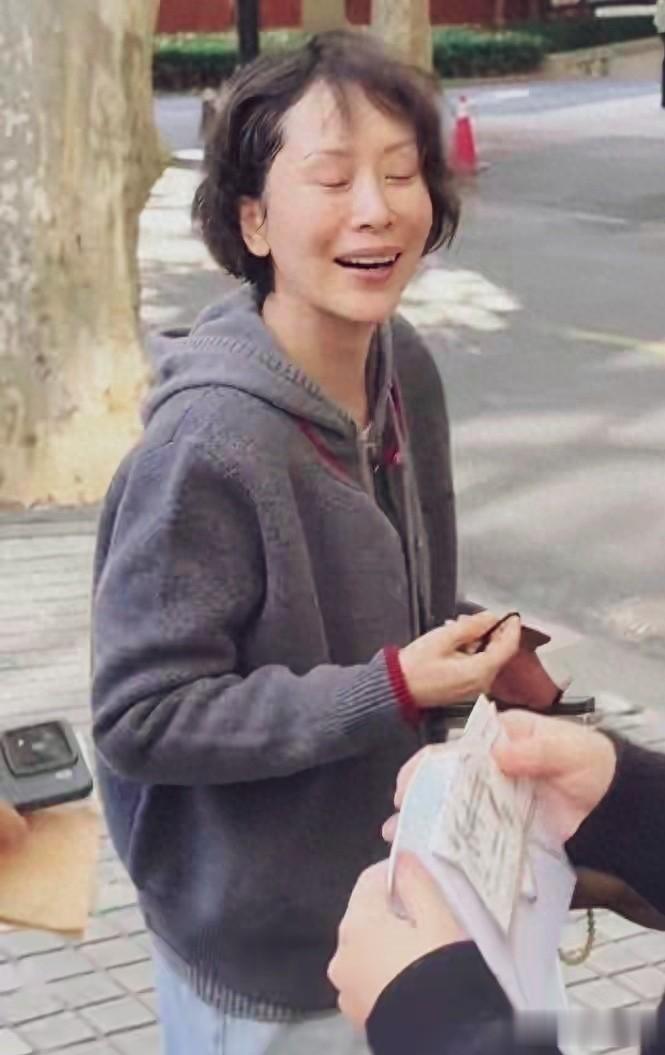 这是海清？上海街头被偶遇，朴素装扮笑容灿烂判若两人！