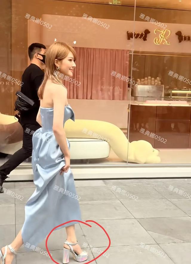 给赵露思当活动主持人真不容易，为了凸显她主持人只能穿平底鞋!