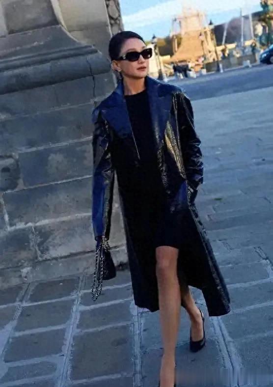 周迅这回风格大变!长款皮衣内搭小黑裙,简约又高级!