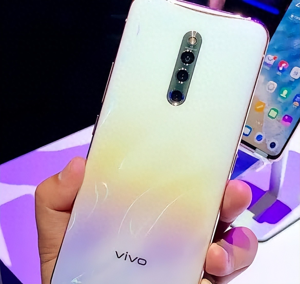 售價僅2000，卻配85mm專業人像頭，值得買的可能有多大