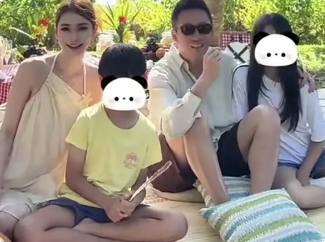 大S儿子正脸照被曝光，9岁箖箖一口龅牙抢镜，太影响颜值了