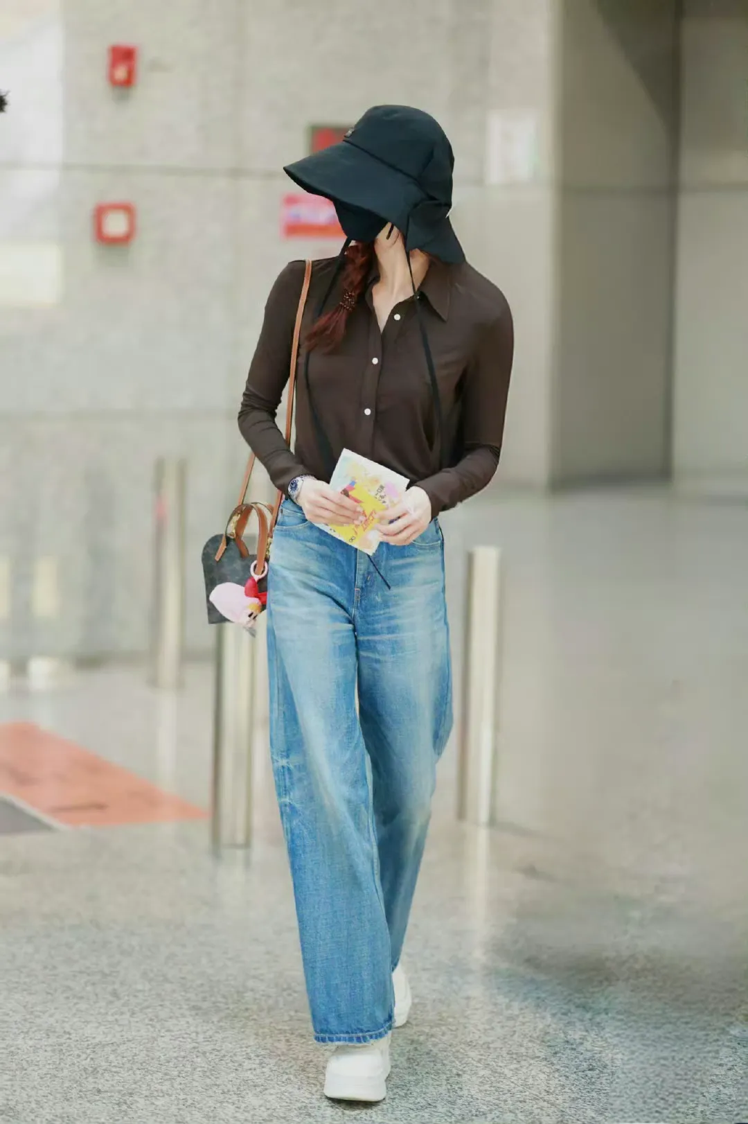 刘诗诗染“红发”美的像女团!穿棕色衬衫搭直筒牛仔裤,时髦高级