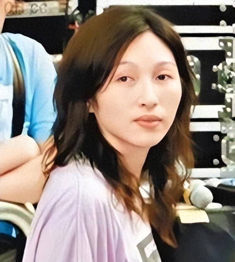 自愿当22年“保姆”，52岁冒险为古巨基生娃，现安稳享受阔太生活