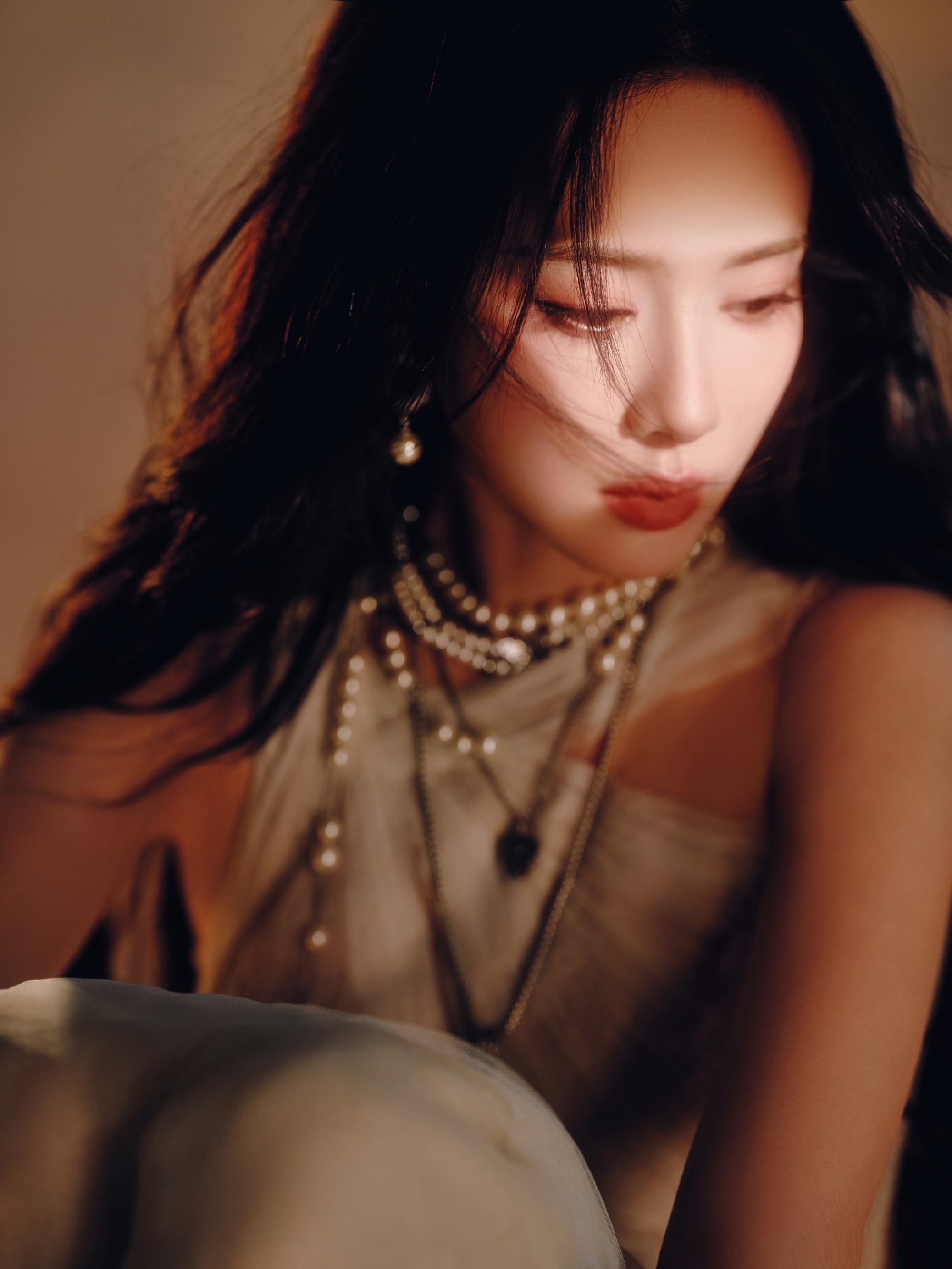 孟子义生日解锁双造型，暖光缪斯气质清冷，歌呗cos还原度惊艳！