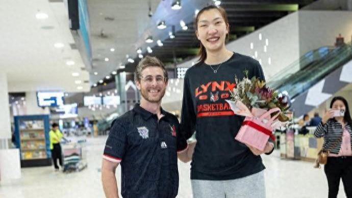 再次走出舒适区！韩旭抵达澳洲，WNBL官方晒照欢迎，球迷提出建议