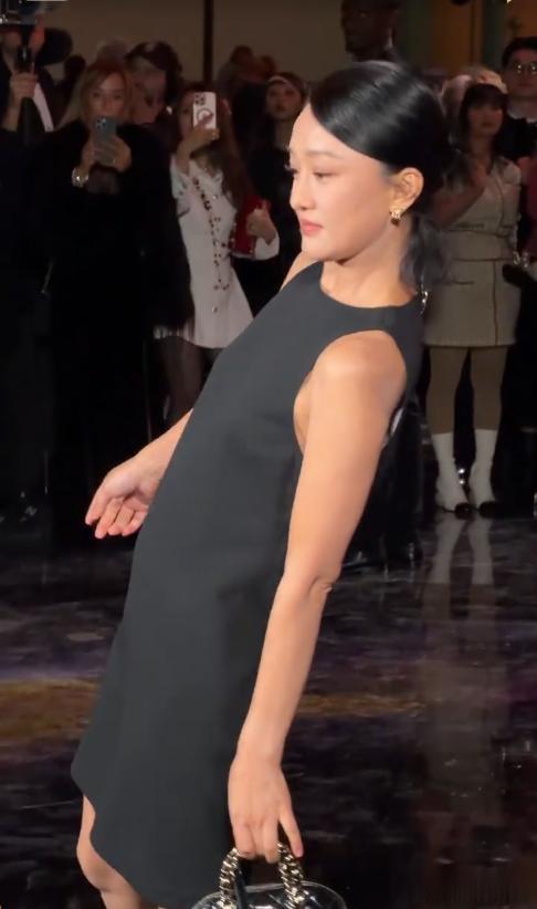 香奈儿红毯:周迅表情尴尬,窦靖童寸头好飒,Jennie脸肿似大妈