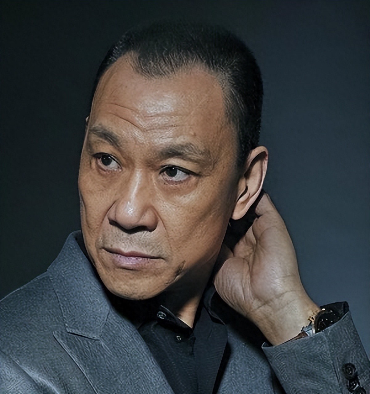 王学圻现状:年近80看着像60岁,儿子成知名导演,孙子越长越像他