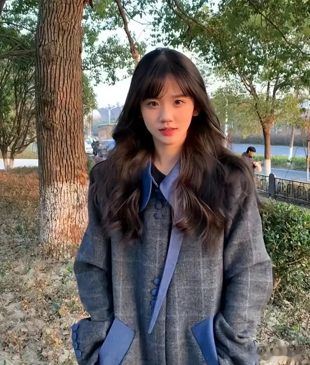 汪峰大女儿官宣恋情!男友身高190帮她提高跟鞋,沙滩拥抱好浪漫