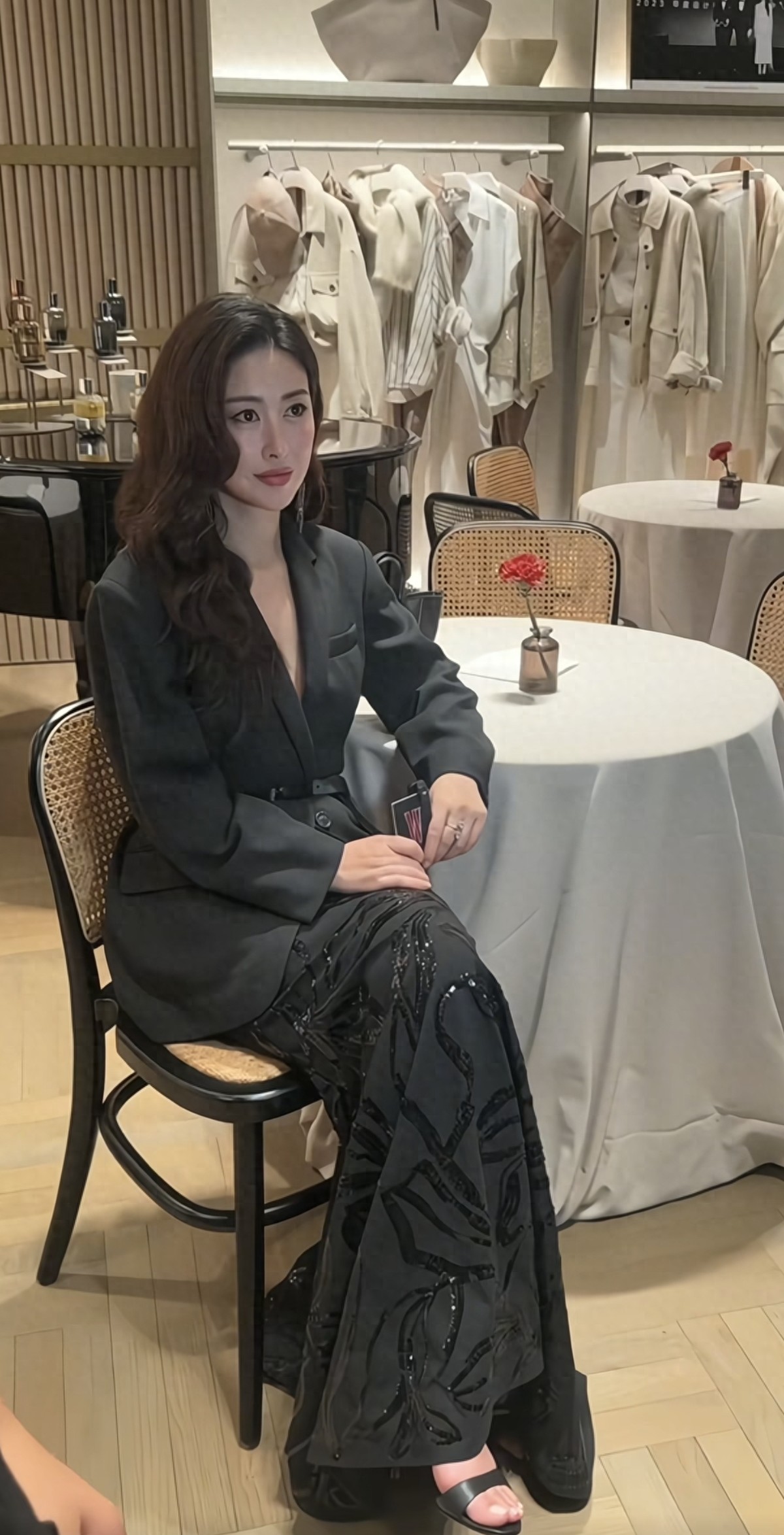 朱珠米兰看秀被偶遇，零距离签名互动笑意盈盈，生视频里状态很好