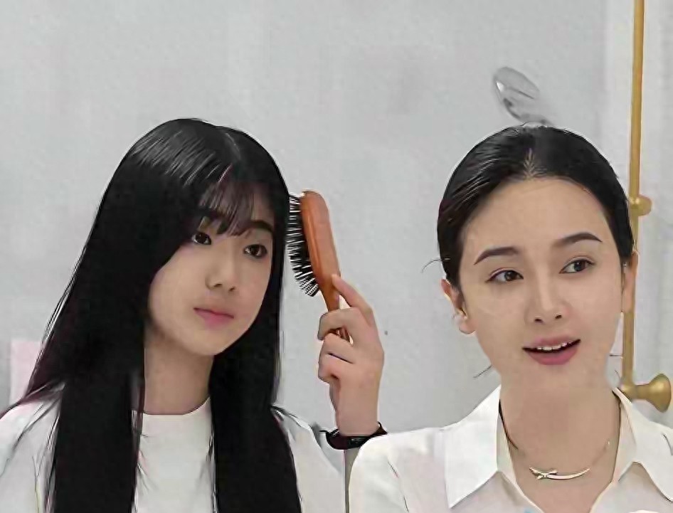 左小青给女儿梳头被我循环看了5遍：原来温柔是能长在动作里的