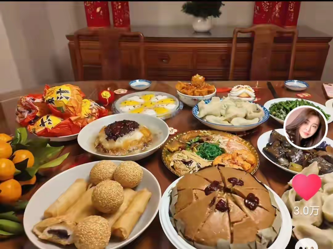 王祖贤在加拿大过年画面曝光：满桌年味年夜饭，全场竟无一位男性