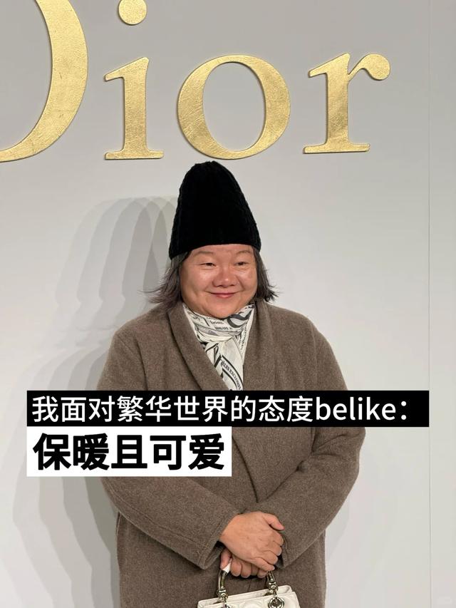 64岁洪晃在北京参加迪奥活动,穿搭一言难尽,像农村慈祥老太太