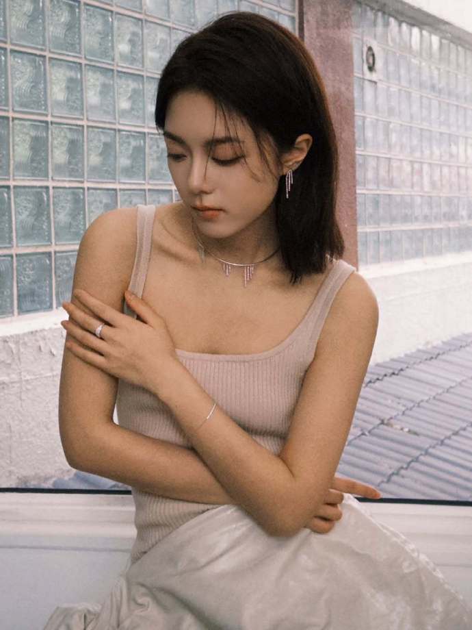 赵今麦造型释出，优雅大气，这一身好有韩剧女主的感觉。 ???